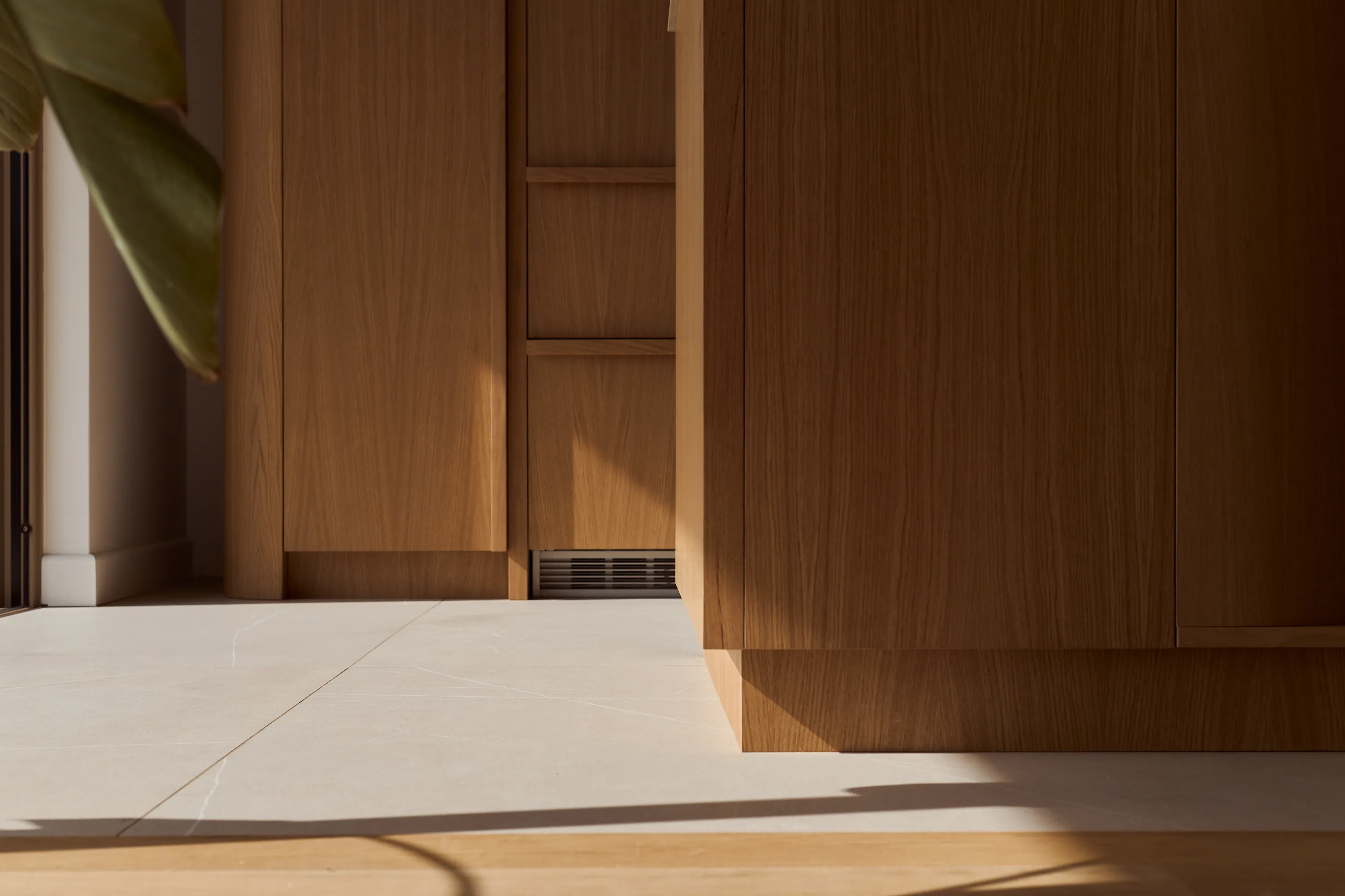 Oak cabinetry with integrated handles